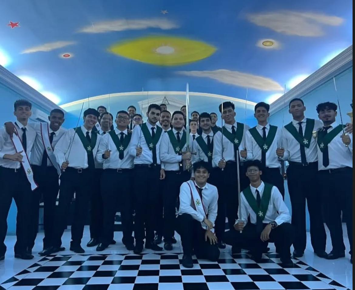 Cavaleiros em torneio equestre